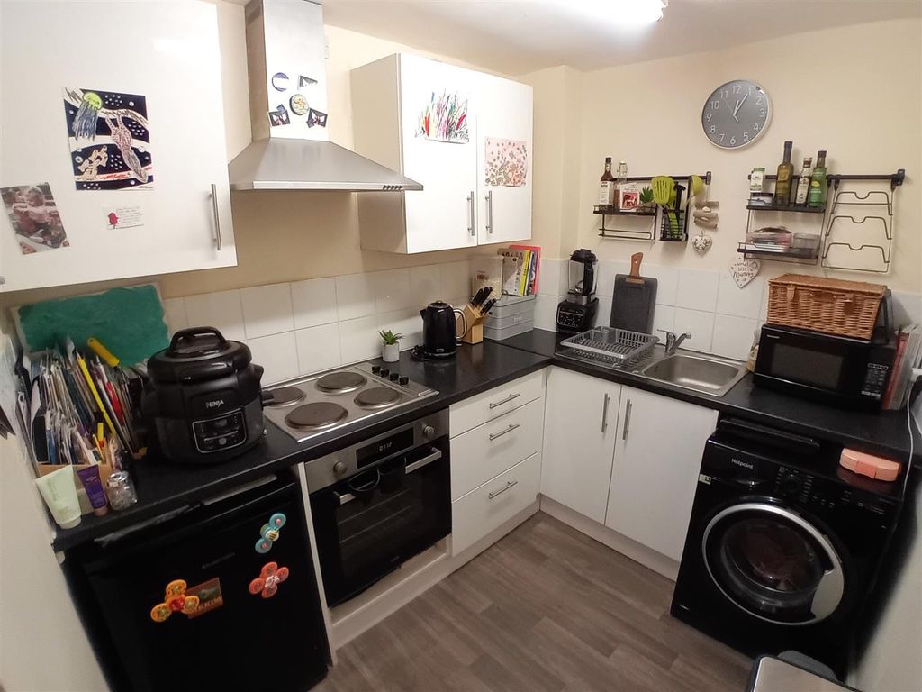 Property photo 3 of 12 Kitchen