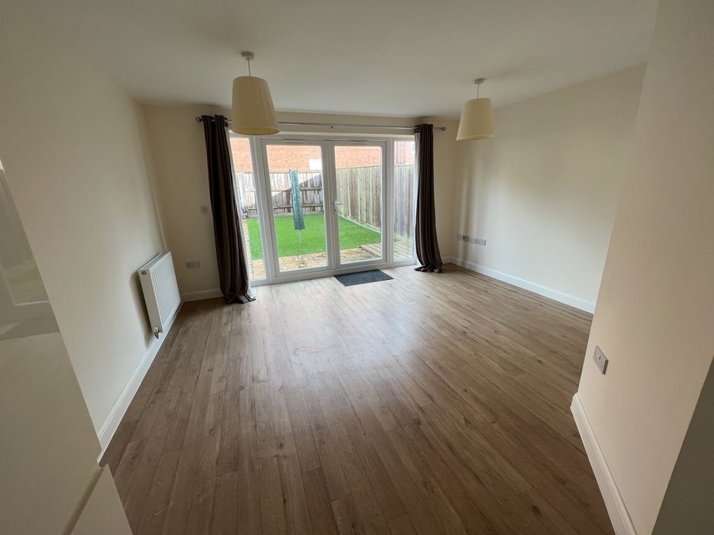 Property photo 3 of 11 Dining Area