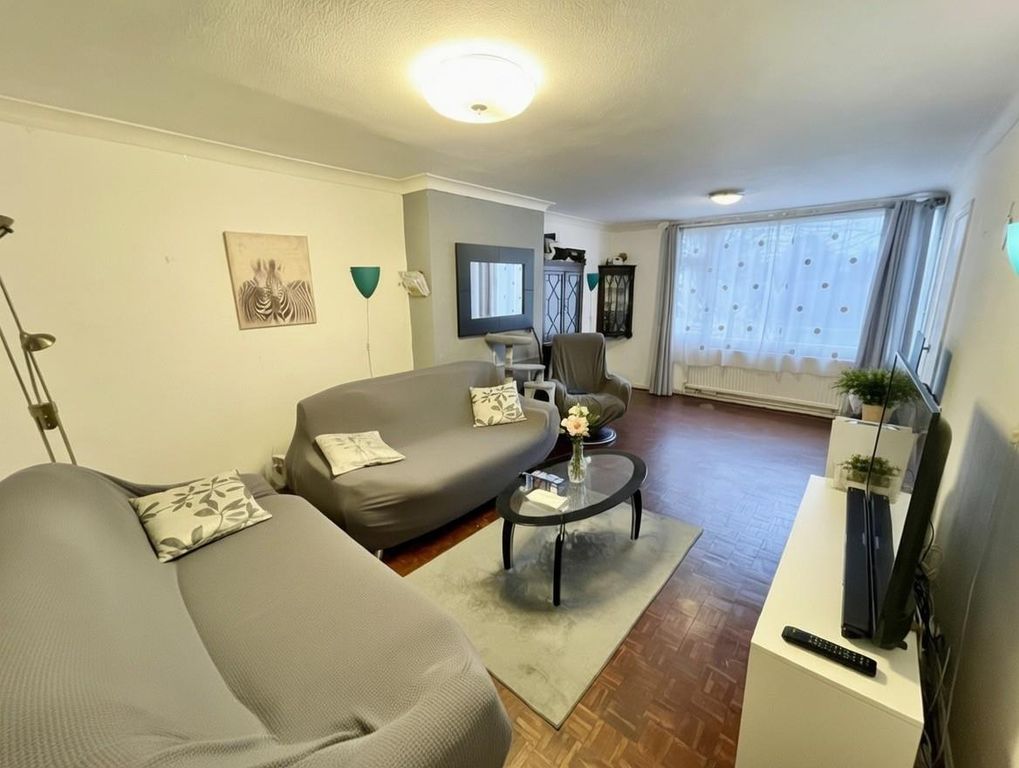 Property photo 2 of 11 Lounge.Jpg