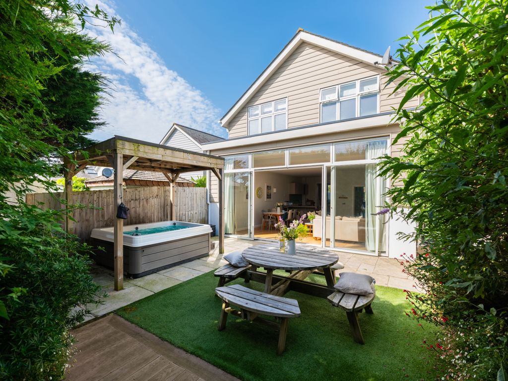 Property photo 1 of 19 4 The Sands