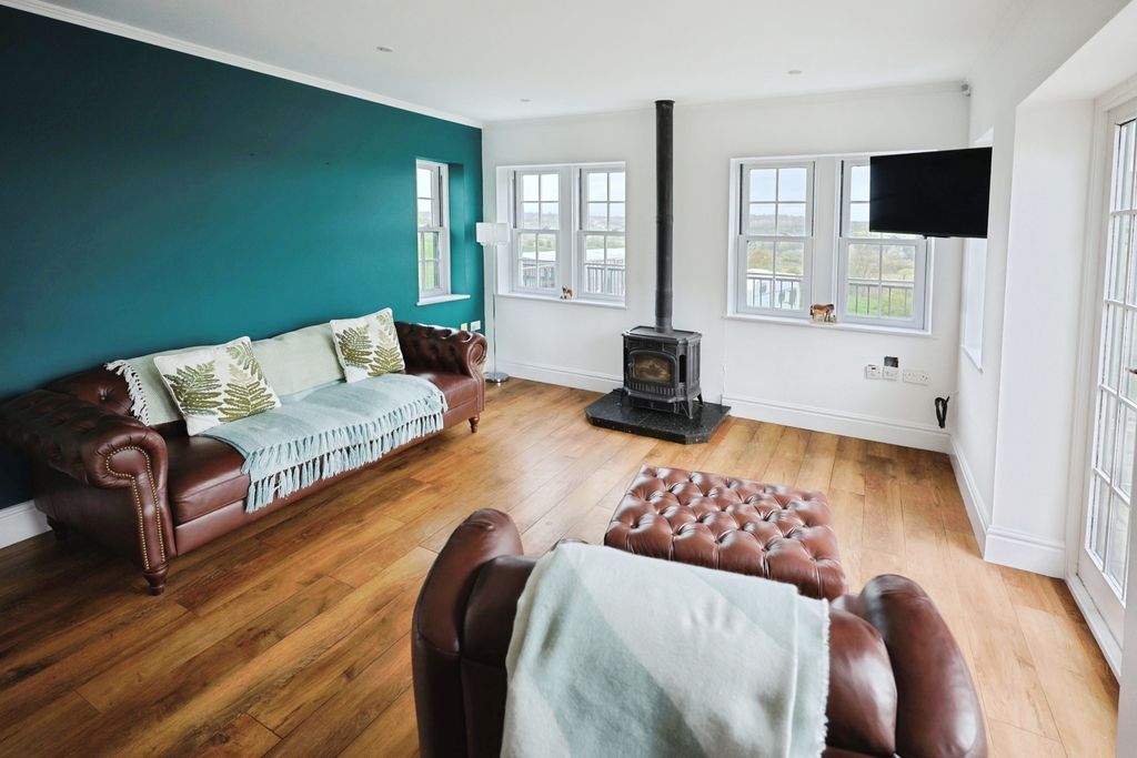 Property photo 2 of 15 Pbox-Img.Jpg