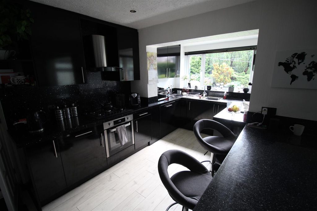 Property photo 3 of 26 Kitchen