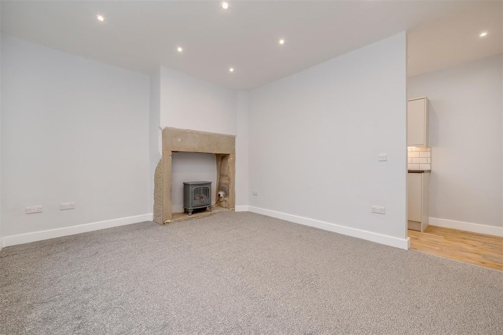 Property photo 3 of 16 Lounge