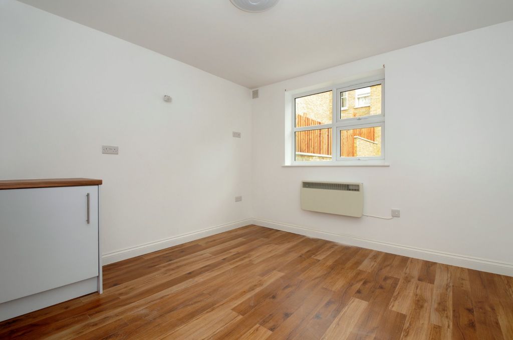 Property photo 3 of 6 Picture No. 11