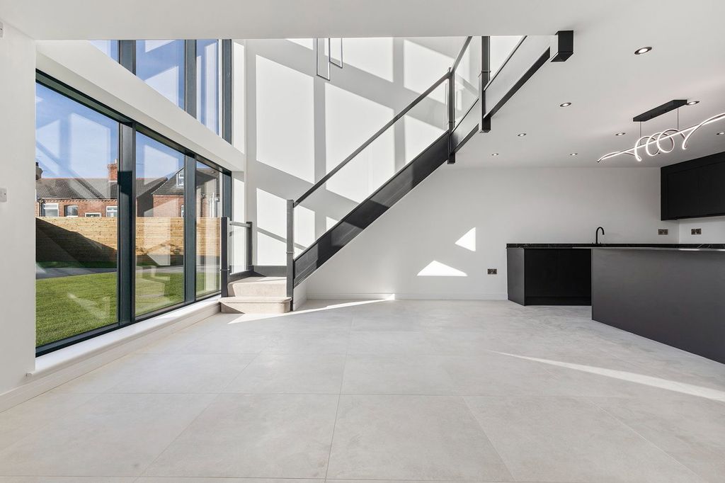 Property photo 2 of 27