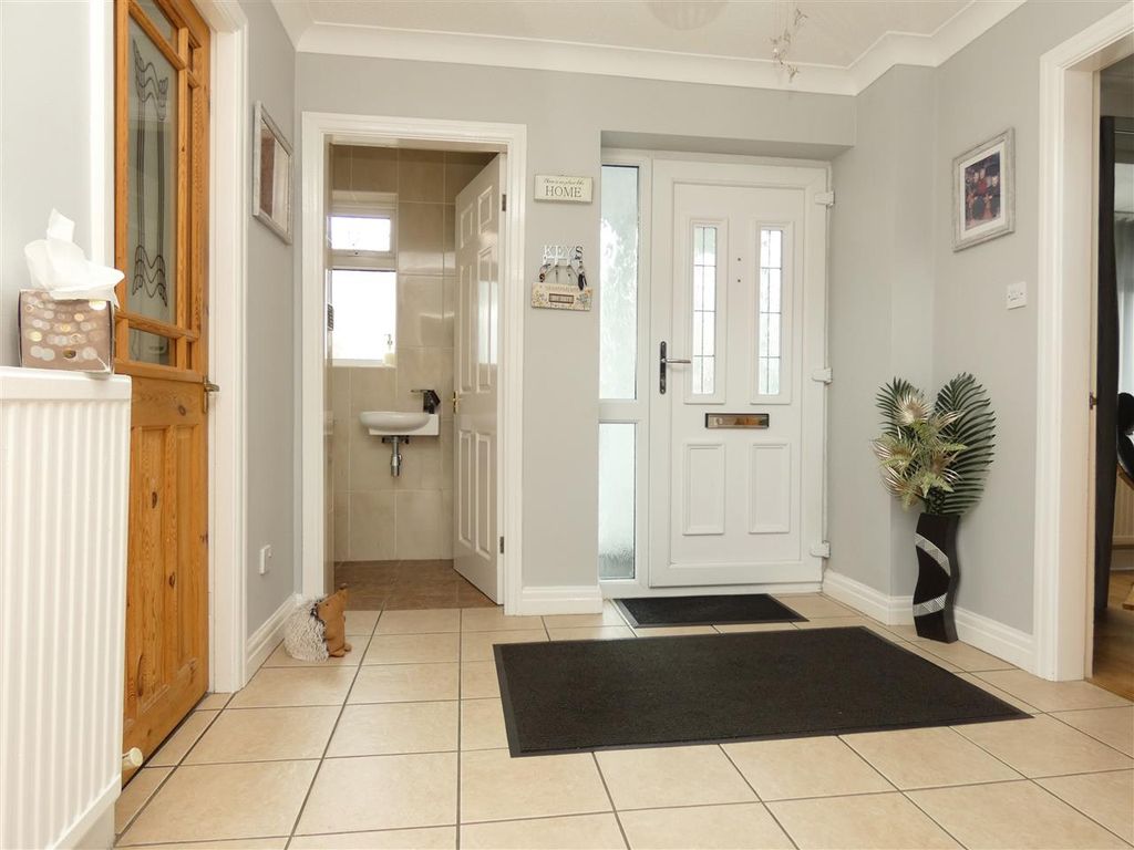Property photo 3 of 29 Entrance Hall
