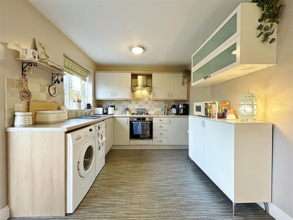 Property photo 2 of 25 Kitchen