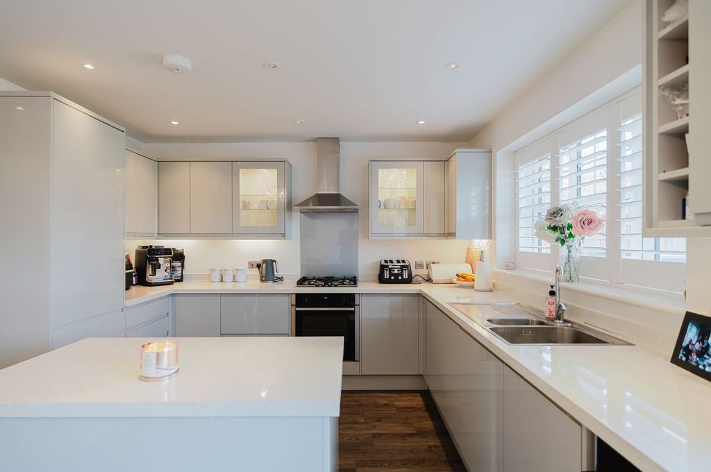 Property photo 3 of 28