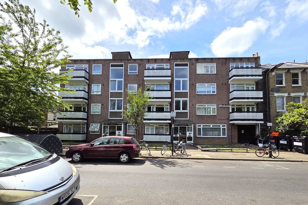 Property photo 2 of 2 Flat 1 Palm Court, Queen Elizabeth Walk, Stamford Hill, London N16 5Xa