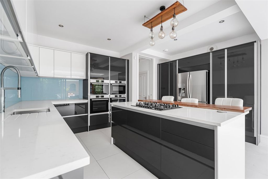 Property photo 3 of 28