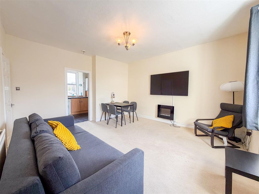 Property photo 3 of 15 Lounge