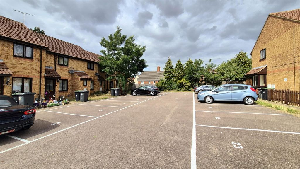 Property photo 2 of 5 Parking