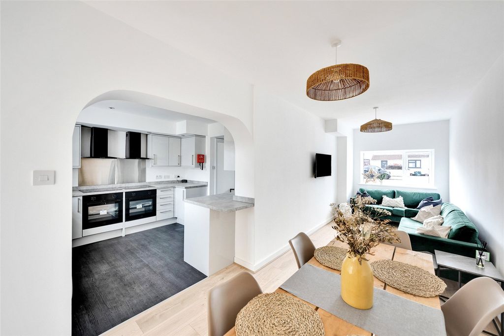 Property photo 2 of 23 Picture No. 12