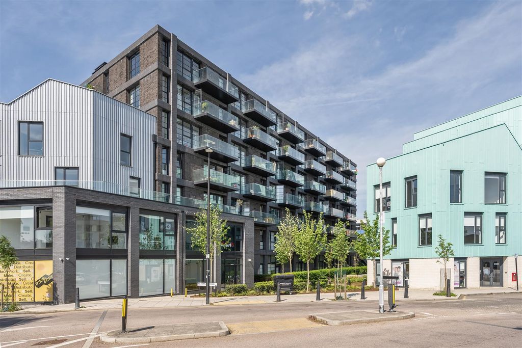 Property photo 2 of 30 Hart Yard, E3