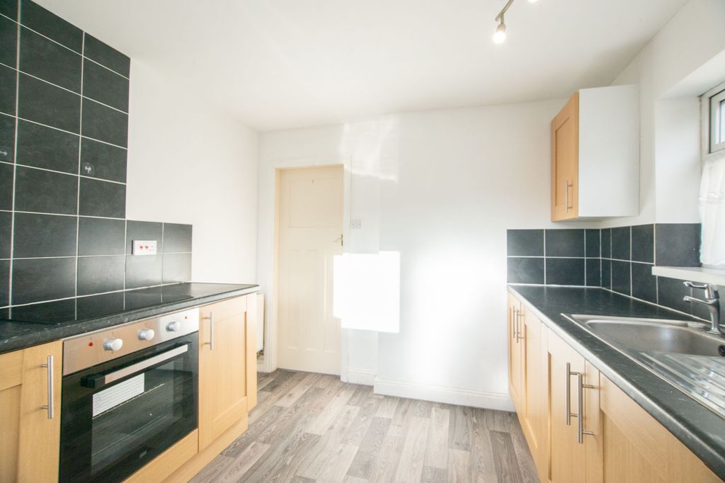 Property photo 3 of 18 Kitchen