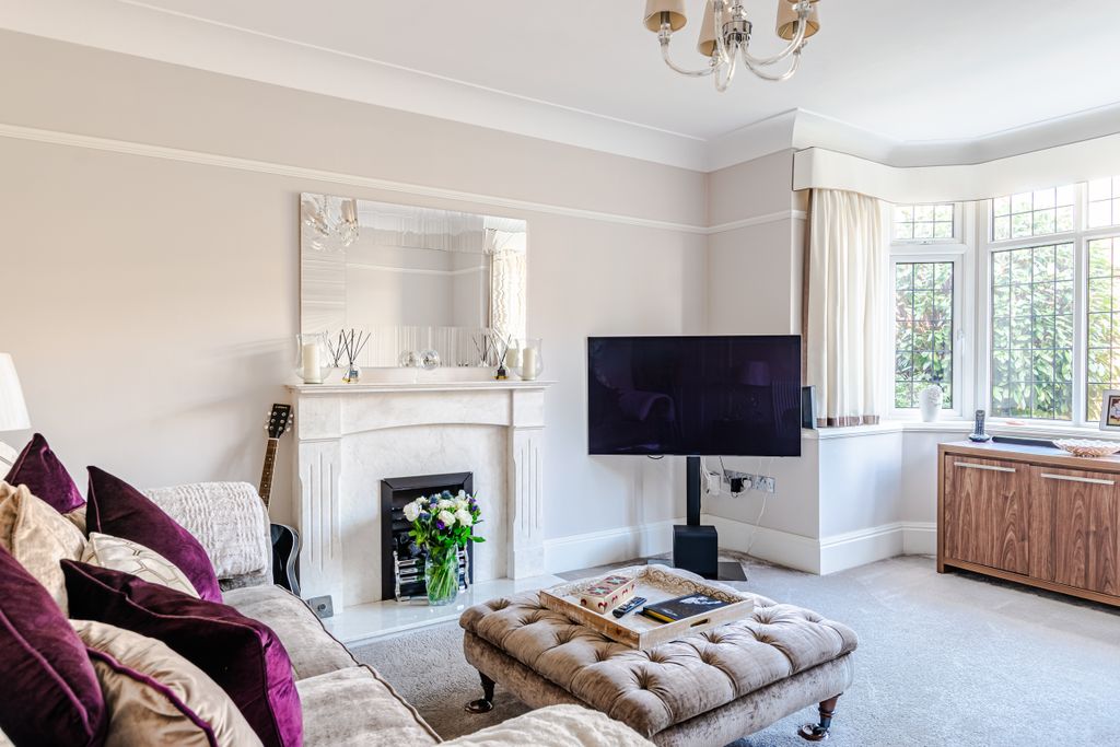 Property photo 3 of 28 Lounge1