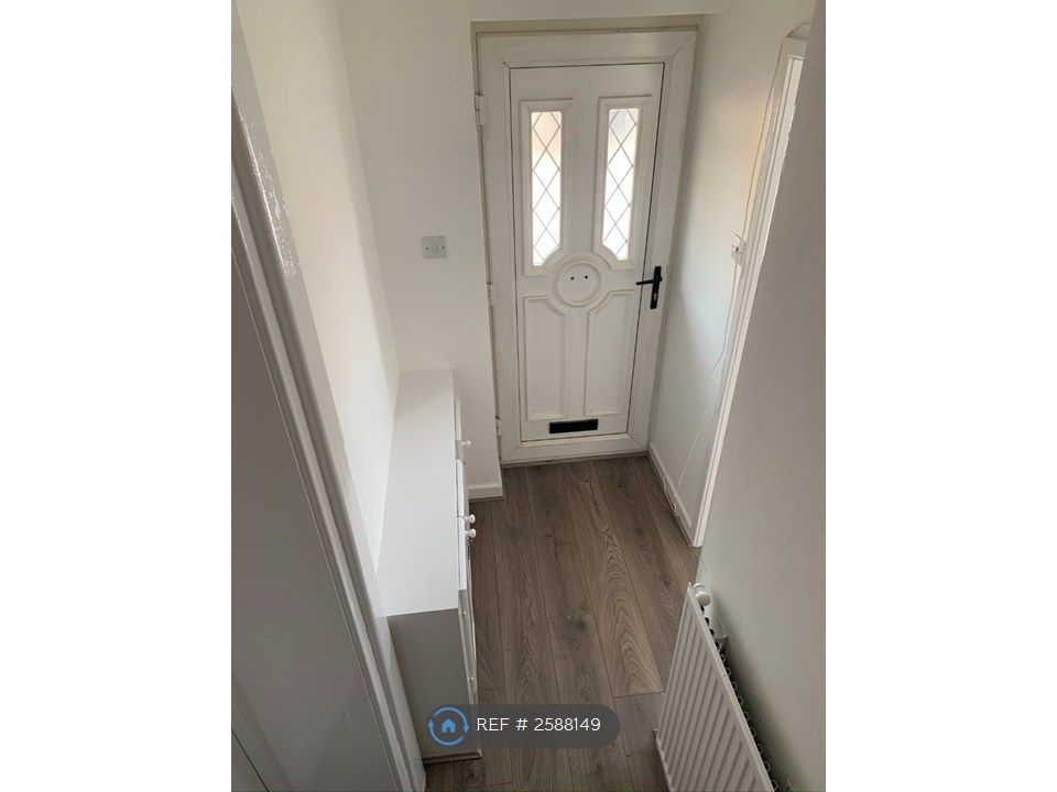 Property photo 2 of 12 Entrance Hall