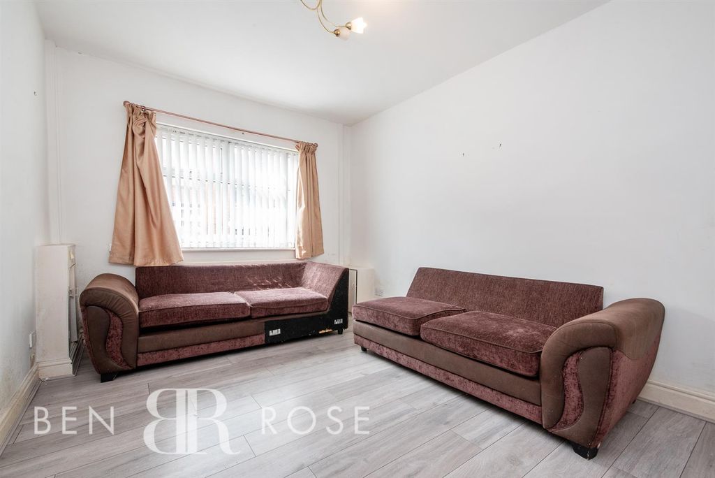 Property photo 2 of 16 Lounge