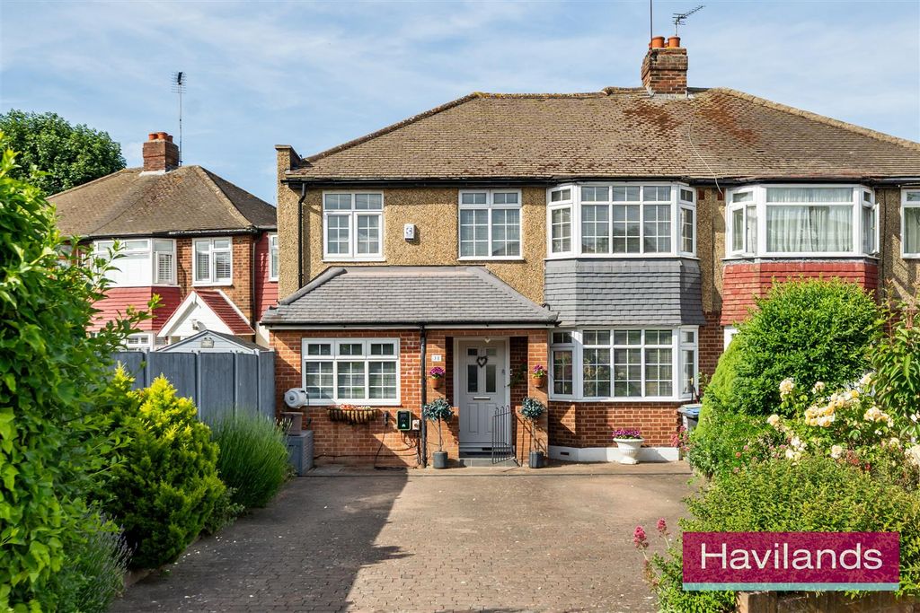 Property photo 1 of 22 Burnham Close-22.Jpg