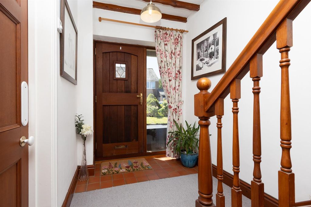 Property photo 3 of 33 Hall