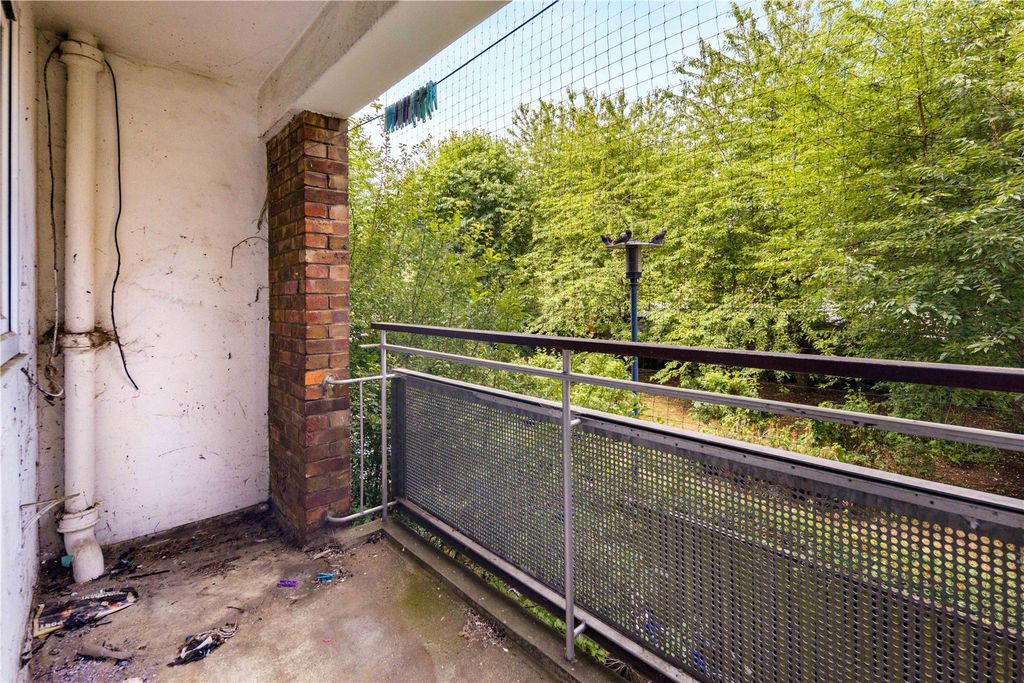 Property photo 3 of 7 Balcony