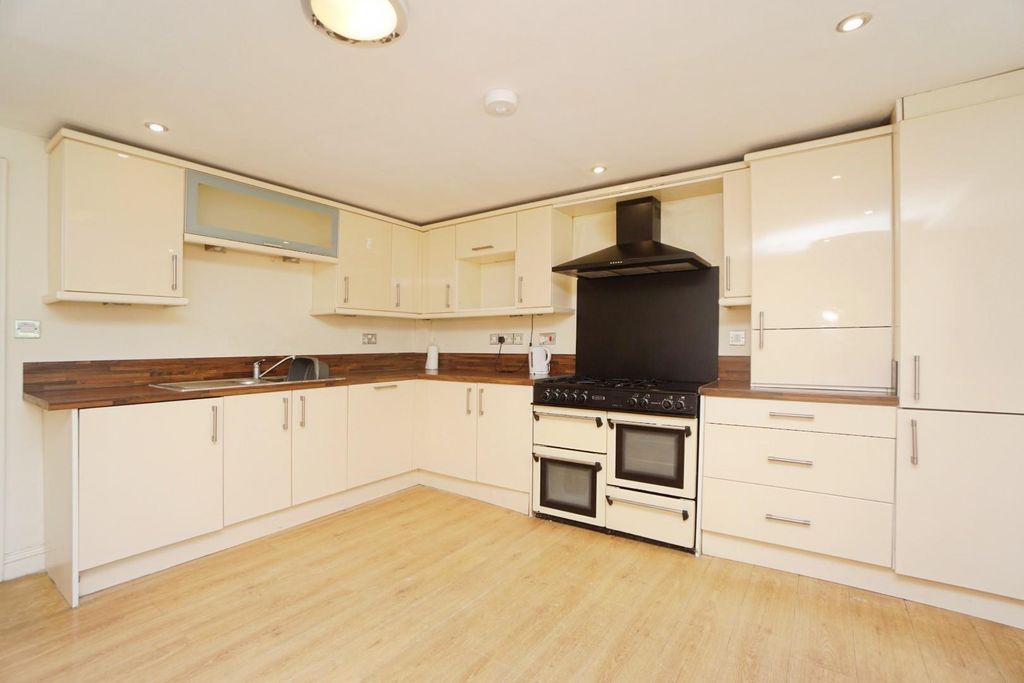 Property photo 2 of 11 Kitchen