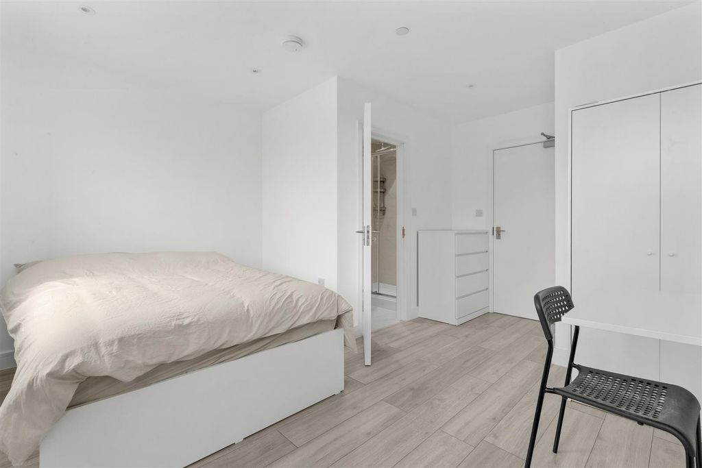 Property photo 2 of 5 Bedroom