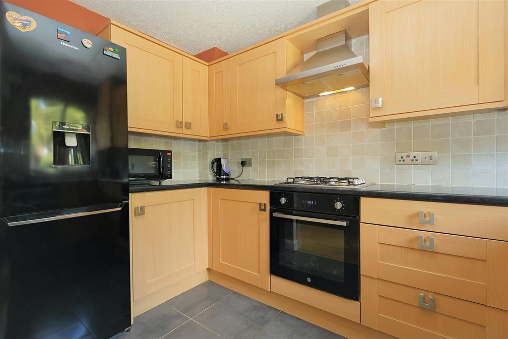 Property photo 3 of 19 Kitchen