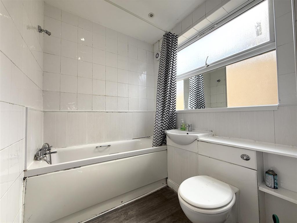 Property photo 3 of 11 Bath.Jpeg