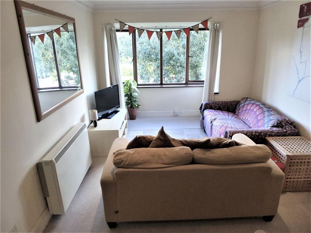 Property photo 2 of 9 6 Boundarylounge.Jpg