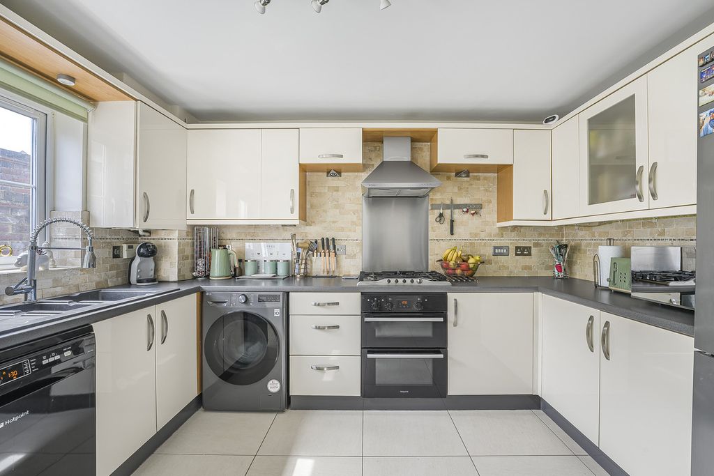 Property photo 2 of 28