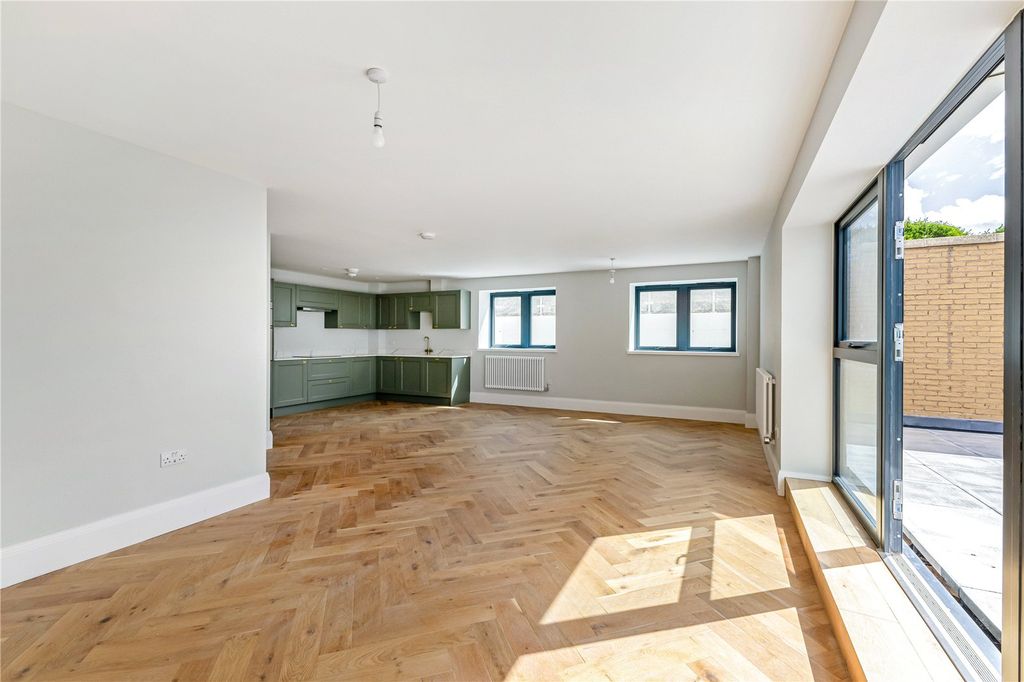Property photo 3 of 29 Living Space