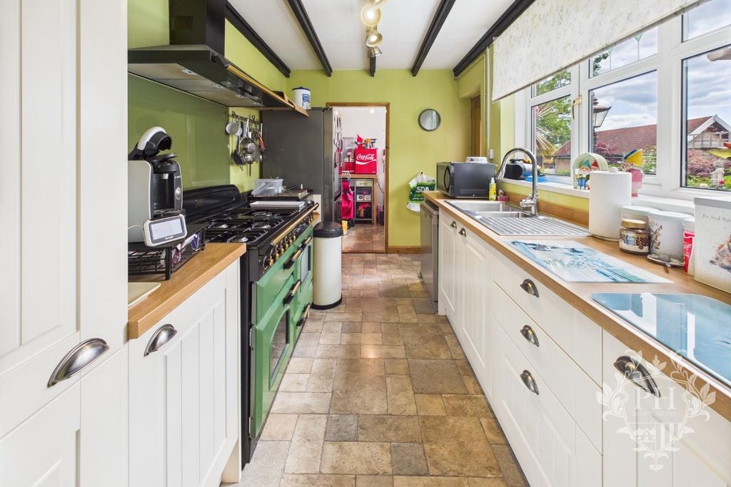 Property photo 3 of 31 Kitchen