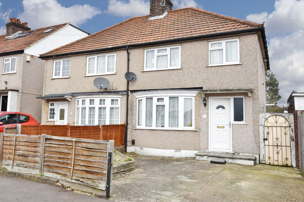 Property photo 1 of 9 2 Oakdene Road 1