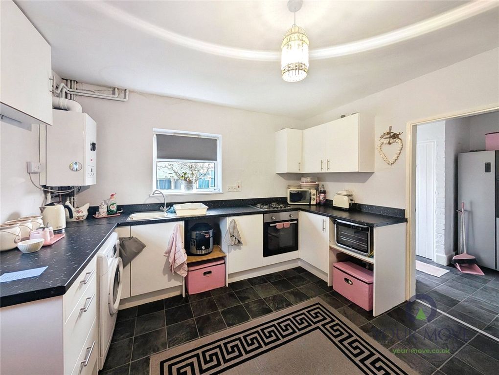Property photo 3 of 8 Kitchen