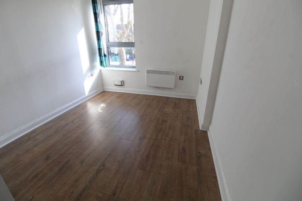Property photo 1 of 13 Newly Renovated Two Bedroom Flat To Rent In Ealing Broadway