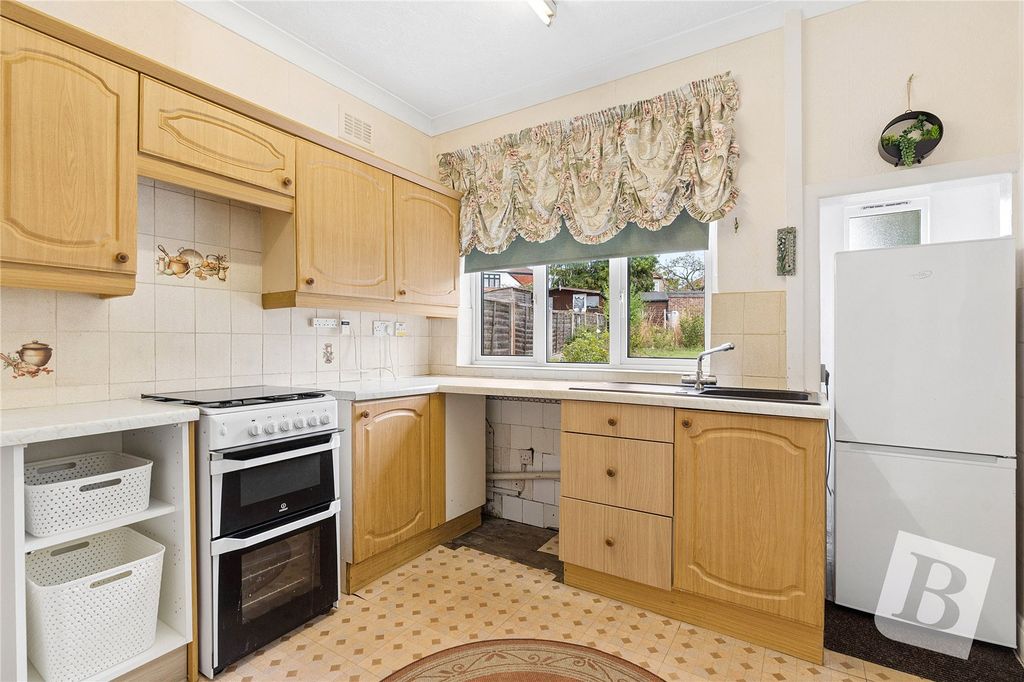 Property photo 3 of 10 Kitchen