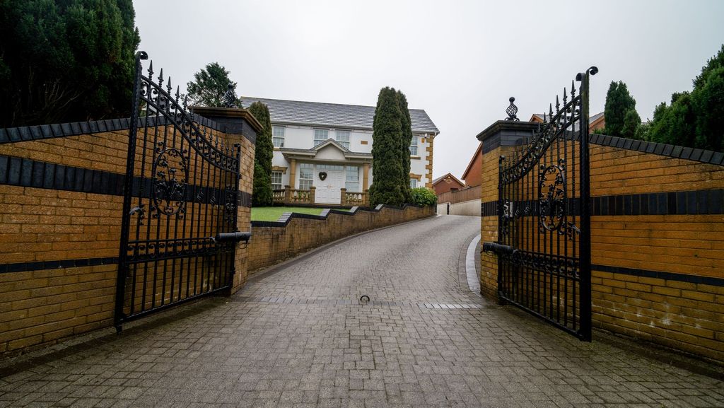 Property photo 2 of 42