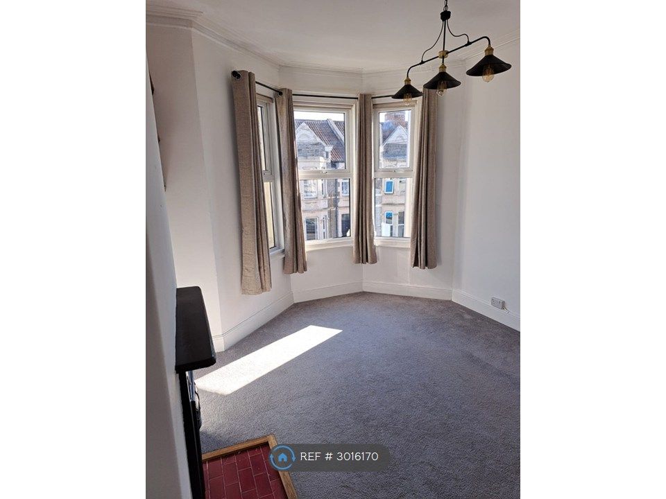 Property photo 3 of 10 Living Room