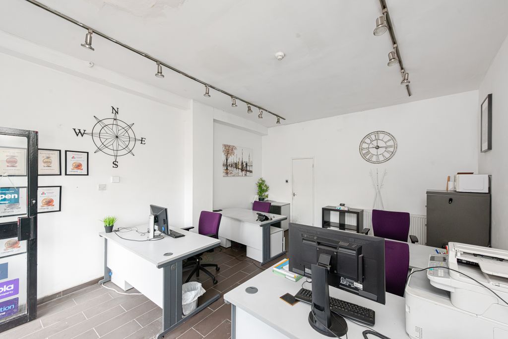 Property photo 3 of 7 Hornsey Road 487-001