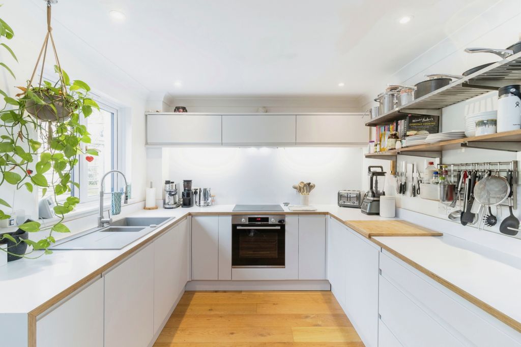 Property photo 3 of 17 Kitchen