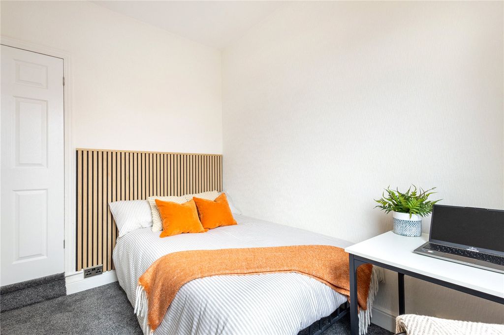 Property photo 1 of 21 Room 4