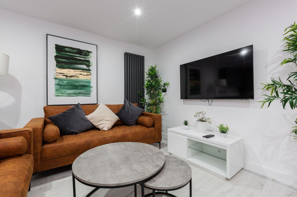 Property photo 2 of 6 A Modern, Bright Living Room Featuring A Comfortab...