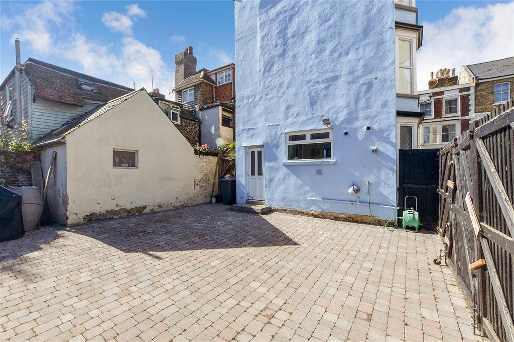 Property photo 2 of 19 Driveway/Parking