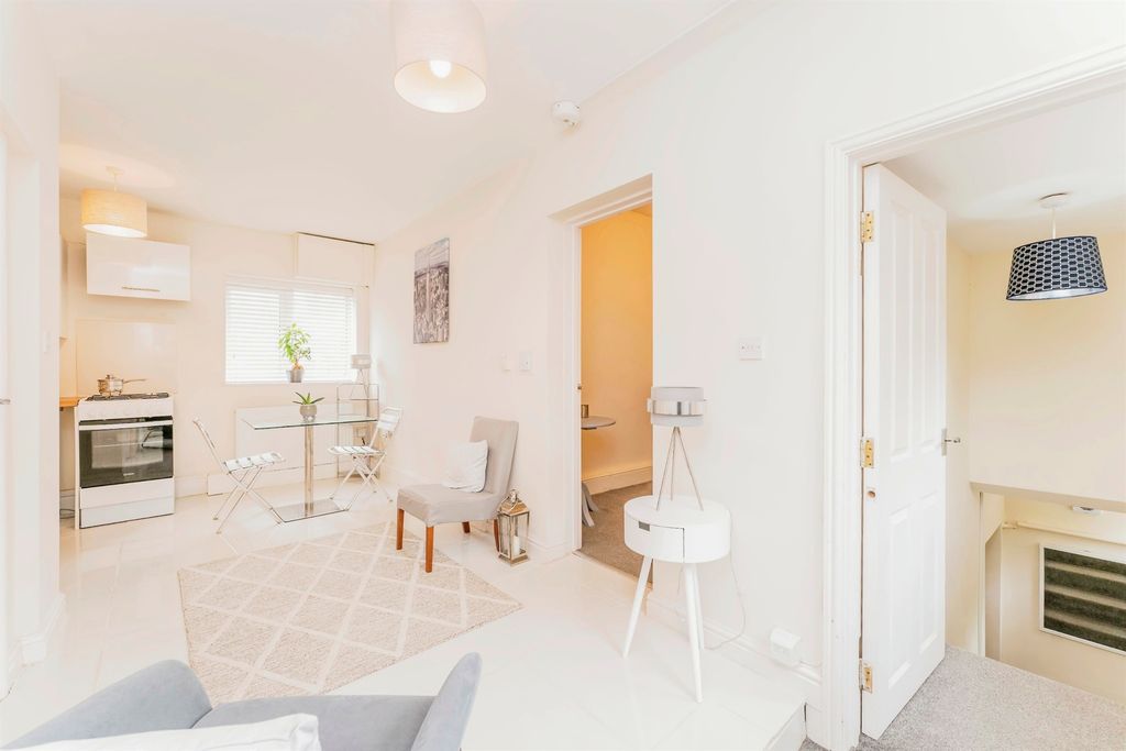 Property photo 2 of 17 Image