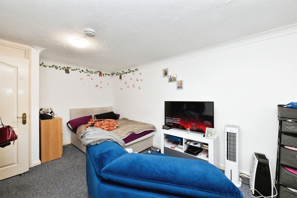 Property photo 3 of 6