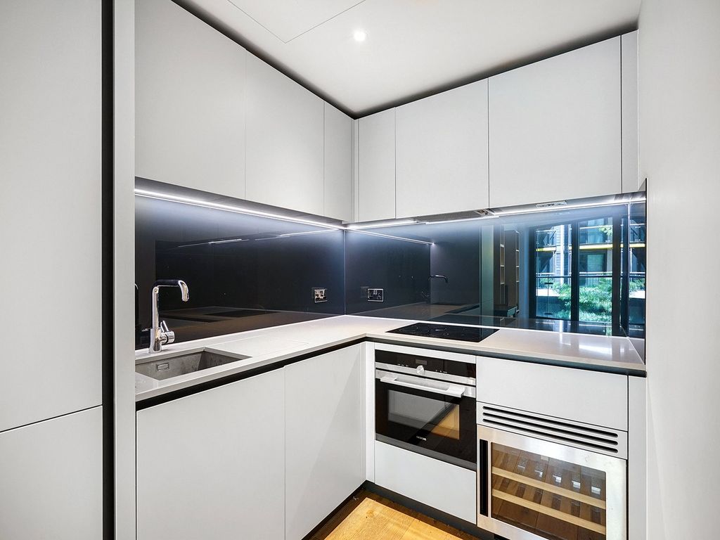 Property photo 3 of 12 Riverlight Quay