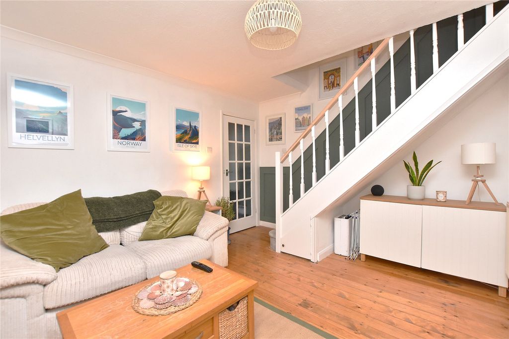 Property photo 3 of 11 Living Room