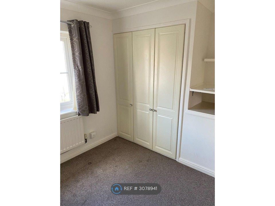 Property photo 3 of 9 Main Bed Room Fitted Wardrobe