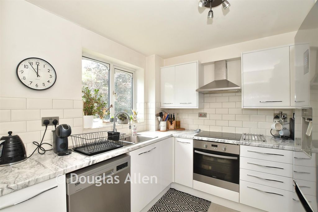 Property photo 3 of 11 Kitchen